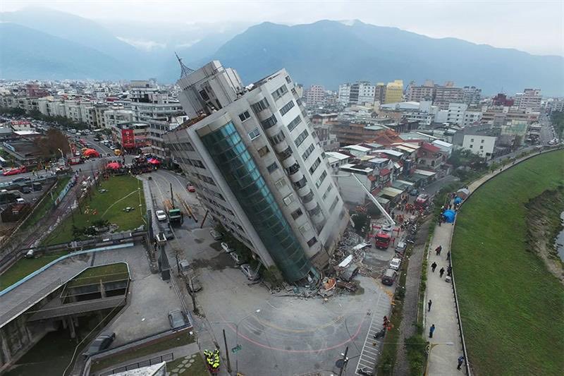 ताइवान में भूकंप ने मचाई तबाही, पहाड़ टूटा, ट्रेनें हिली, सुनामी का अलर्ट जारी, देखें वीडियो