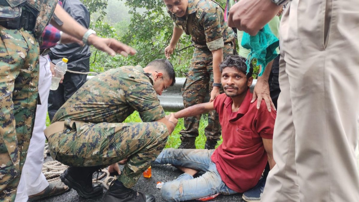बालाघाट : गहरी खाई में गिरे ट्रक में फंसे चालक को खासी मशक्कत के बाद पुलिस ने बाहर निकाला, वीडियो वायरल