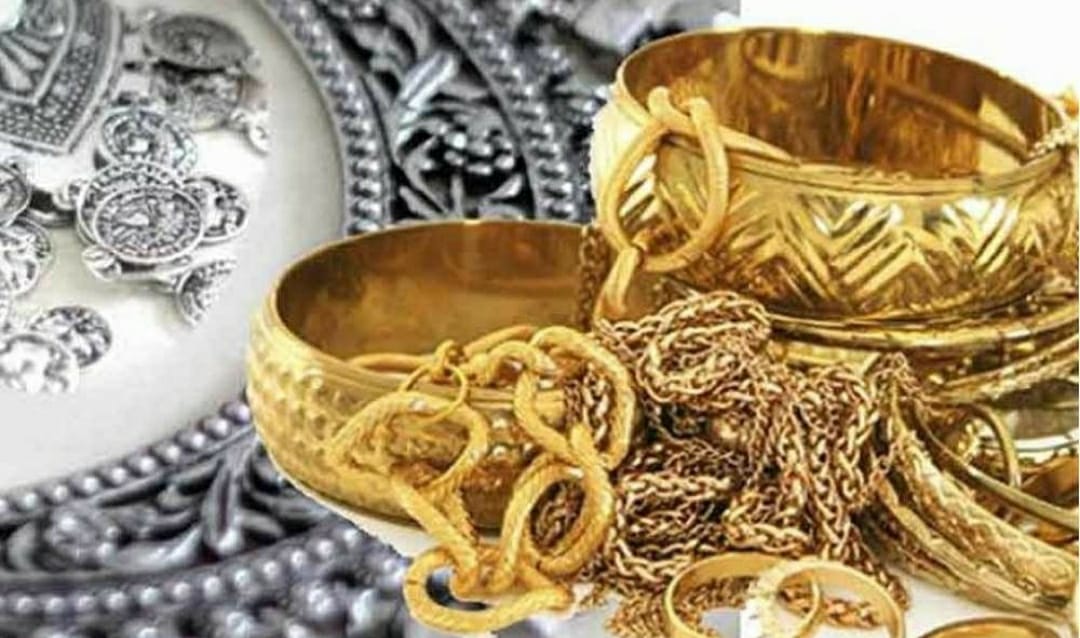 Gold Silver Rate : सोना भड़का, चांदी लुढ़की, देखें सराफा बाजार का भाव
