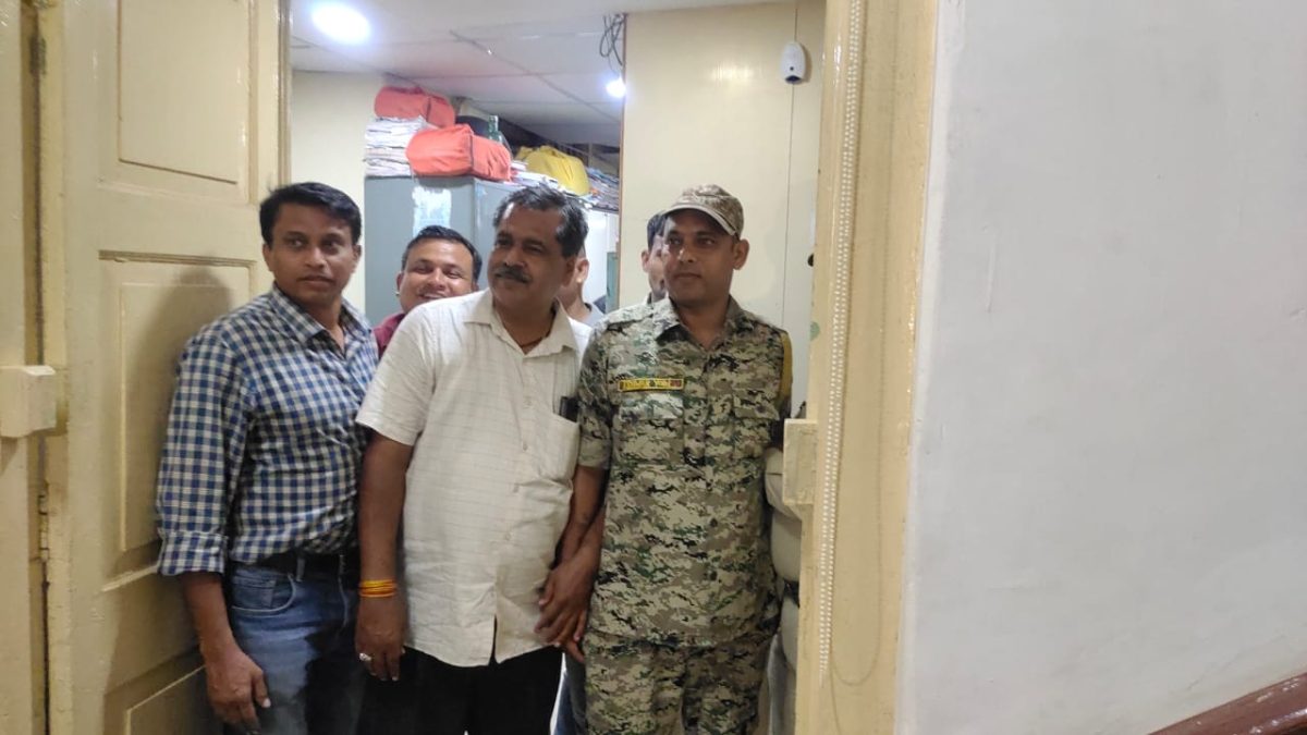 लोकायुक्त पुलिस ने 1,50,000 रुपये की रिश्वत लेते पुलिस आरक्षक को गिरफ्तार किया