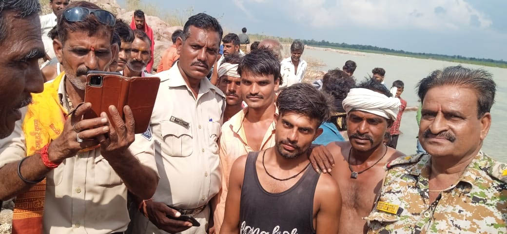 बेतवा नदी के बीच फसे एक व्यक्ति को शिवपुरी पुलिस ने रेस्क्यू कर सुरक्षित निकाला