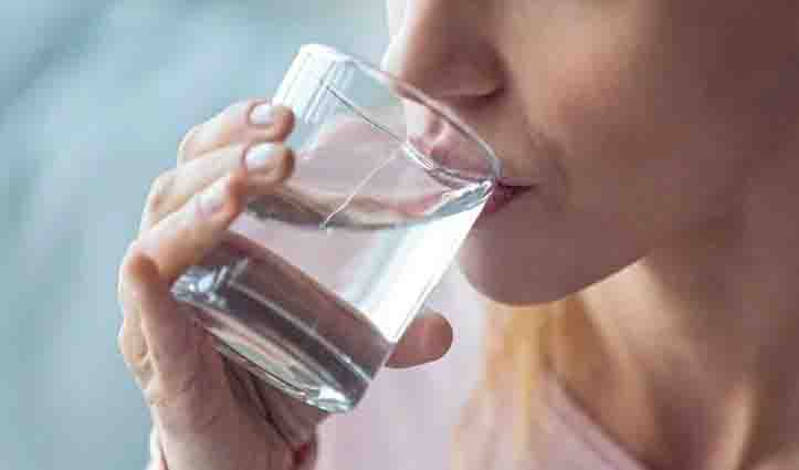 सुबह उठ कर सबसे पहले पीना चाहिए पानी, जानिए बासे मुंह पानी पीने के फायदे
