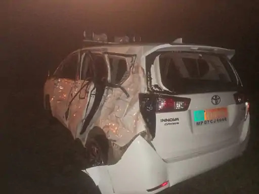 Vidisha : भीषण सड़क हादसे में BJP विधायक की कार दुर्घटनाग्रस्त, ट्रक से टकराई गाड़ी, 5 घायल, 1 की मौत, इलाज जारी