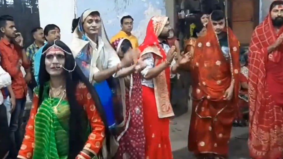 यहां Navratri में साड़ी पहनकर गरबा करते हैं पुरुष, 200 साल पुरानी है परंपरा