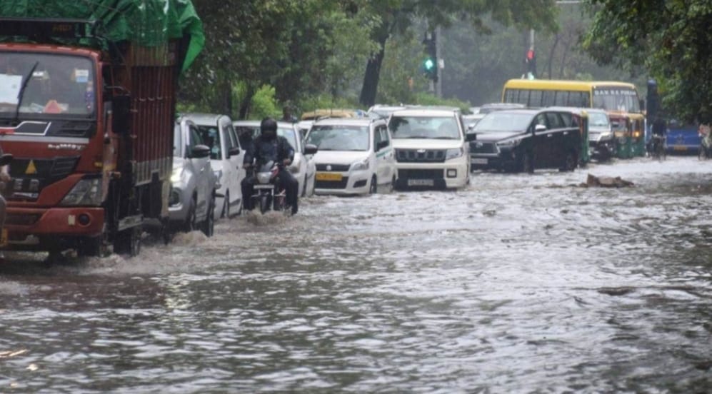 IMD Alert : दिल्ली में जनजीवन अस्तव्यस्त, बिहार में येलो अलर्ट सहित 10 राज्यों में भारी बारिश की चेतावनी, जानें देश के मौसम का हाल