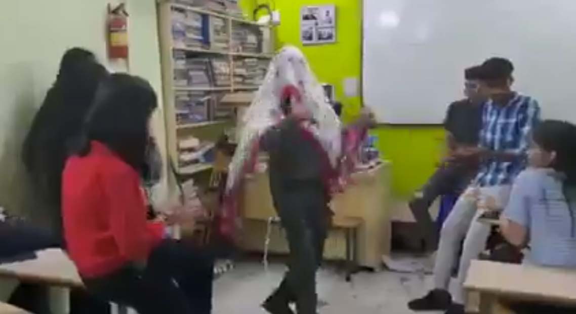 कोचिंग पर छात्राओं के सामने शिक्षक का ठुमके लगाने का वीडियो हुआ वायरल