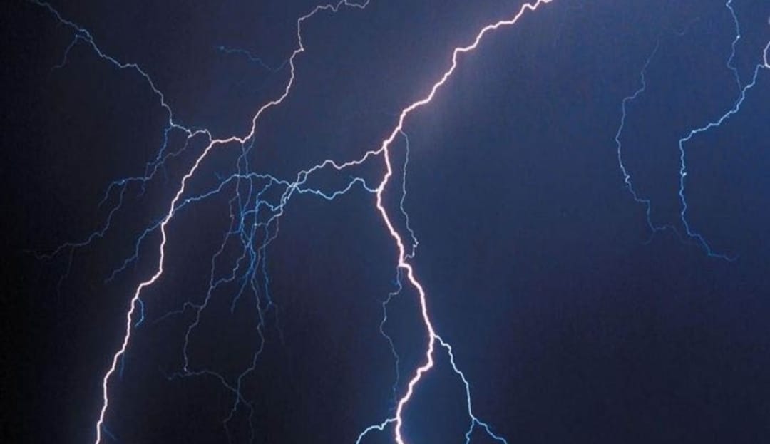 MP Weather : 16 जिलों में भारी बारिश की चेतावनी, बिजली चमकने-गिरने का येलो अलर्ट