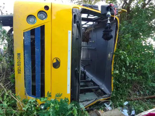 Sagar Bus Accident : अनियंत्रित होकर पलटी स्कूल बस, 35 छात्र-छात्राएं घायल, 1 की मौत, परिवहन मंत्री ने की सहायता राशि की घोषणा