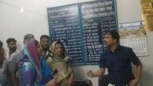 बिजली विभाग के कर्मचारियों ने लगाए सहायक यंत्री पर गंभीर आरोप, साथ काम करने से किया मना, इमरती देवी की अगुवाई में सौंपा ज्ञापन