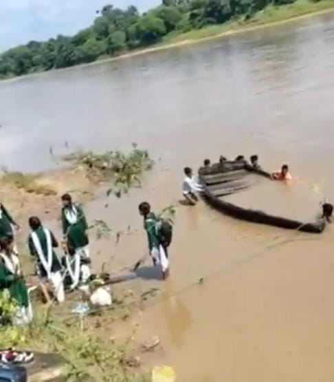 अनूपपुर : स्कूली बच्चों से भरी नाव सोन नदी में पलटी, नाविक ने 20 बच्चों को बचाया