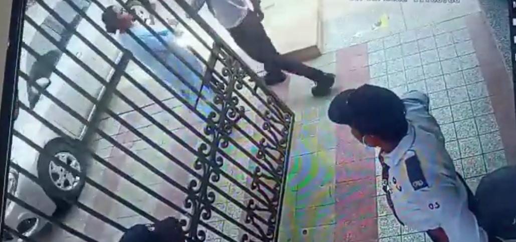 नोएडा में महिला ने गार्ड को जड़े थप्पड़, वायरल हुआ वीडियो