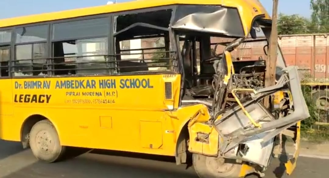 मुरैना में एक और हादसा, धमाके के बाद अब बच्चों से भरी बस में ट्रक ने टक्कर मारी, 12 बच्चे घायल