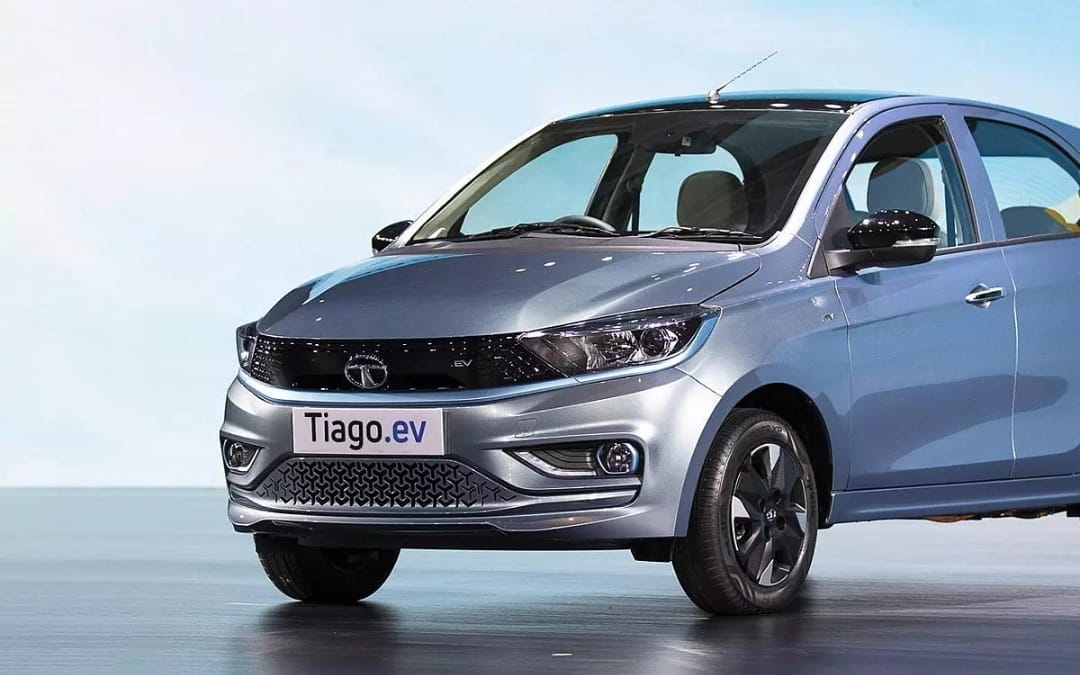 Tata Tiago EV की बुकिंग से खुश कंपनी ने की ये घोषणा, ग्राहकों को मिलेगा लाभ