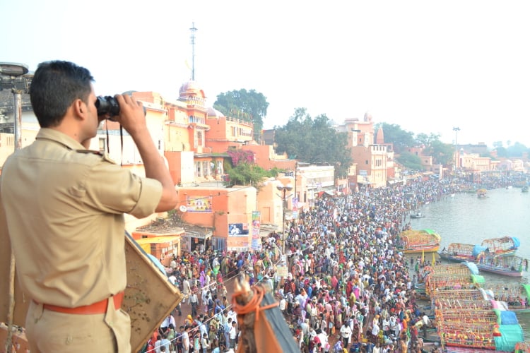 दिवाली के शुभ अवसर पर चित्रकूट मेले में उमड़ी श्रद्धालुओं की भीड़, शहर में किए गए सुरक्षा के कड़े इंतजाम