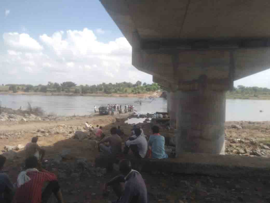 Guna News : बाइक से पुल पार करते समय युवक नदी में बहा, तलाश जारी
