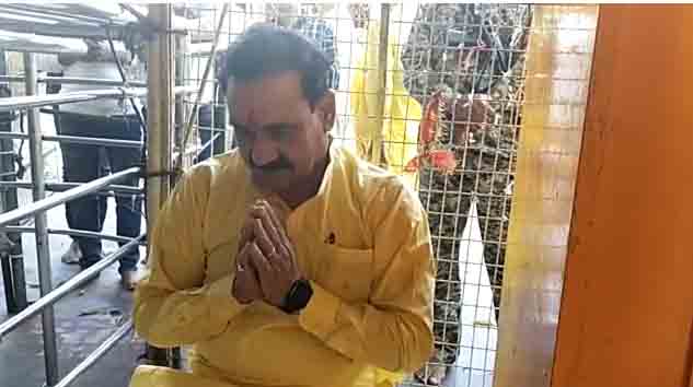 सूर्य ग्रहण के बीच गृहमंत्री डॉ नरोत्तम मिश्रा ने पीतांबरा मंदिर में किया जप-तप