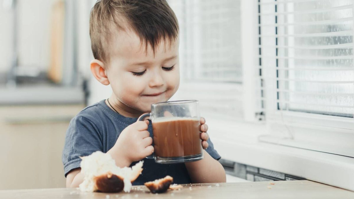 सावधान! अगर आपका बच्चा ज्यादा कॉफी पीता है, तो ये खबर जरूर पढ़ें