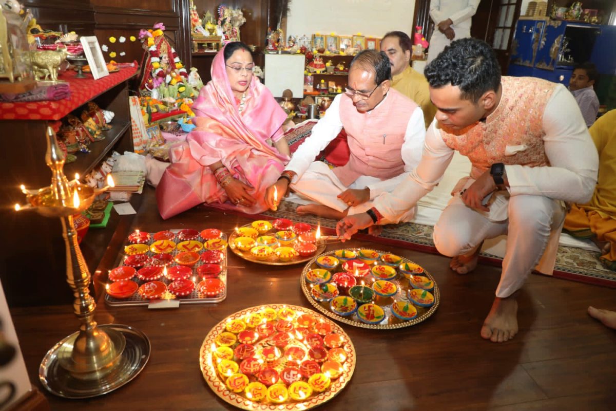 Diwali 2022 : सीएम शिवराज ने परिवार के साथ किया लक्ष्मी पूजन, प्रदेश की सुख समृद्धि की कामना