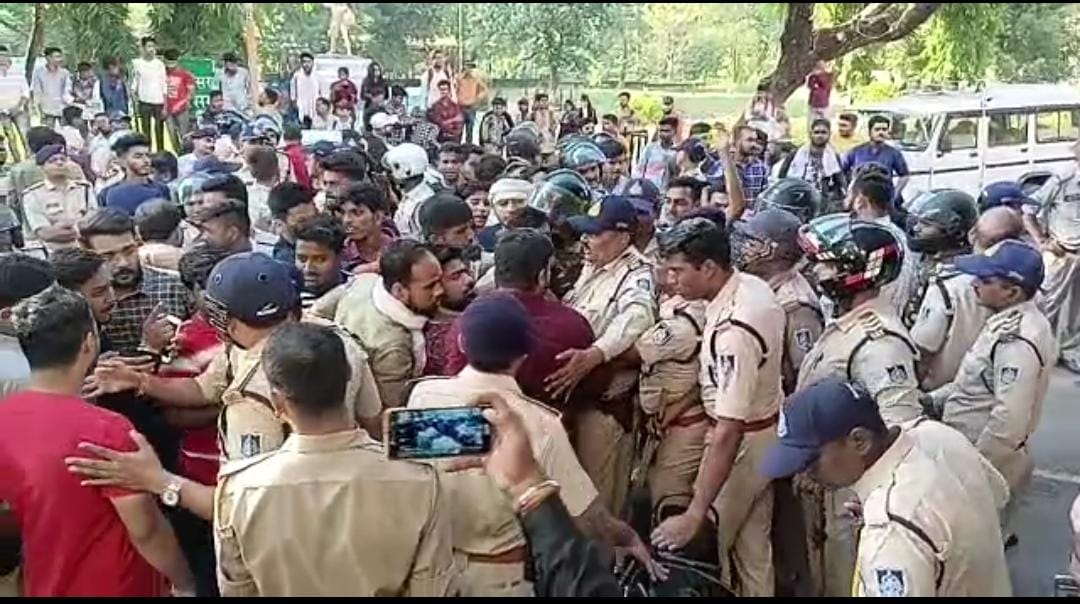 जबलपुर : रानी दुर्गावती विश्वविद्यालय में जमकर भिड़े ABVP और NSUI कार्यकर्ता, पुलिस ने किया लाठीचार्ज