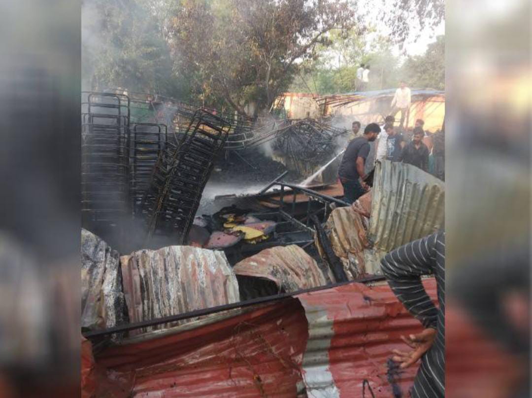 भोपाल में छठ पूजा के दौरान टला बड़ा हादसा, टेंट गोदाम में लगी भीषण आग