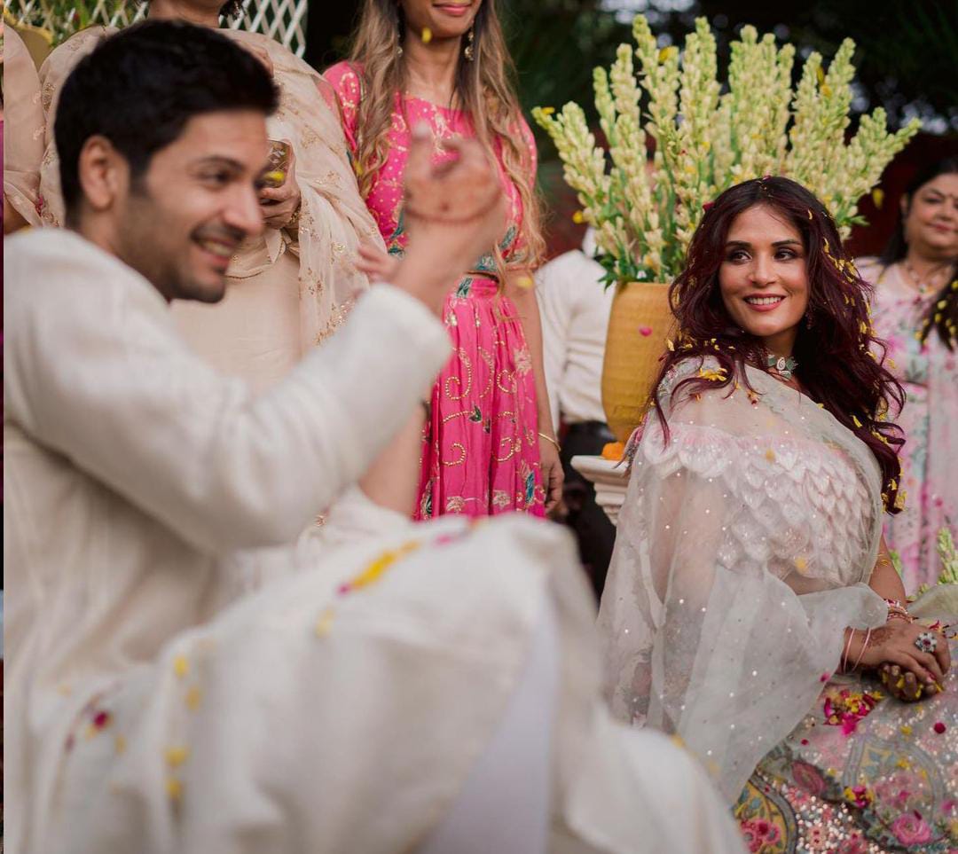 Richa Chadha और Ali Fazal पर चढ़ा प्यार का रंग, सोशल मीडिया पर वायरल हुई तस्वीरें