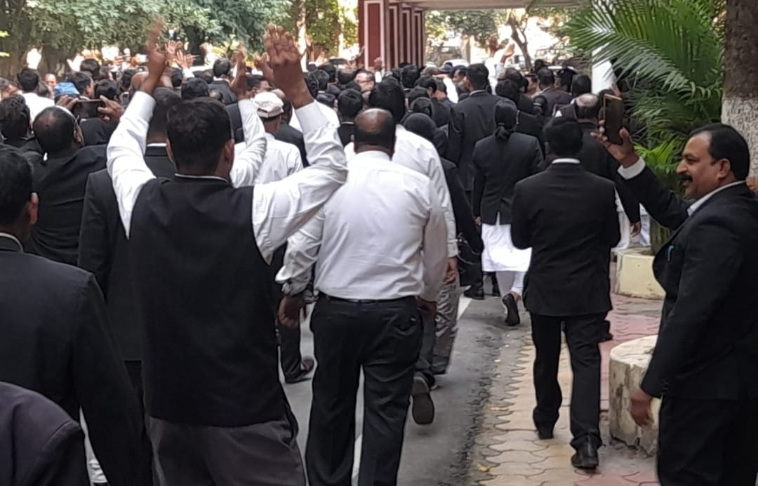 Jabalpur News : वकीलों ने कलेक्ट्रेट का घेराव किया, जिला प्रशासन के सामने रखी यह मांग