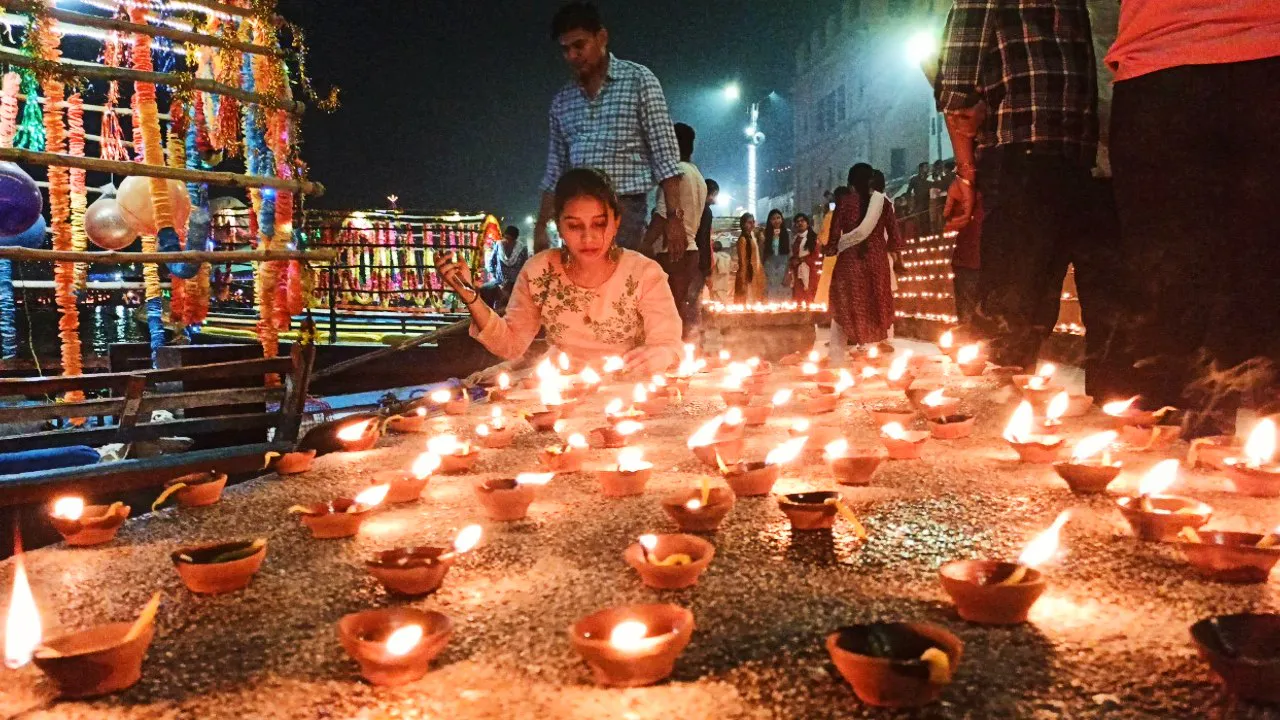 दिवाली के शुभ अवसर पर चित्रकूट मेले में उमड़ी श्रद्धालुओं की भीड़, शहर में किए गए सुरक्षा के कड़े इंतजाम