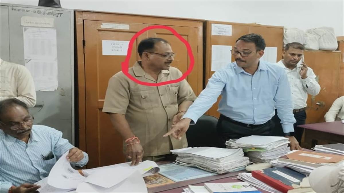 Jabalpur Bribe : लोकायुक्त की बड़ी कार्रवाई, सहायक ग्रेड 2 को 5000 रूपए की रिश्वत के साथ रंगे हाथों दबोचा