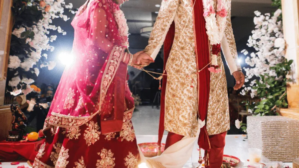 शादी में क्यों पहने जाते हैं अलग-अलग रंग के कपड़ें, जानें वजह