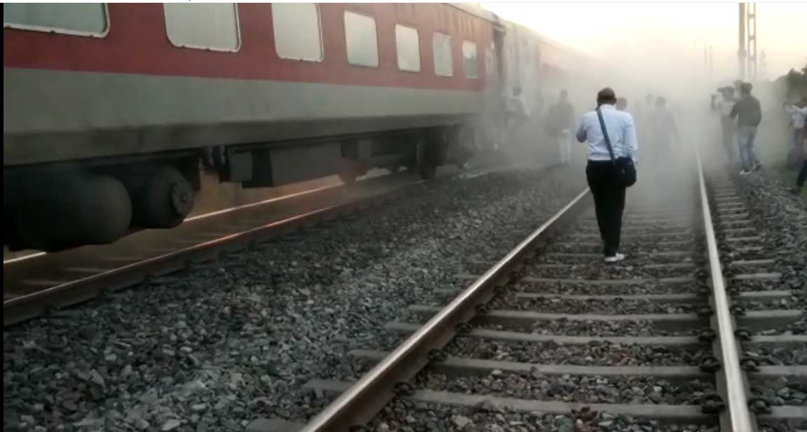 गोंडवाना एक्सप्रेस के पहियों से अचानक निकला धुंआ, बाल-बाल बचे यात्री