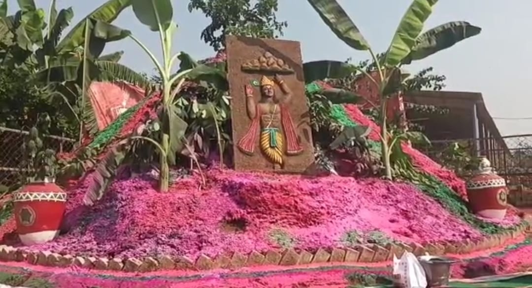 Gwalior में 100 टन गोबर से बनाया MP का सबसे बड़ा गोवर्धन पर्वत, गौसेवकों ने की पूजा