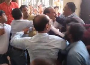 Indore: भाजपा पार्षद पति की भीड़ ने की धुनाई, थाने में जमकर हुआ हंगामा