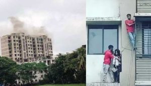 मुंबई की रिहायशी इमारत में लगी भीषण आग, जान बचाने के लिए खिड़की पर लटके लोग