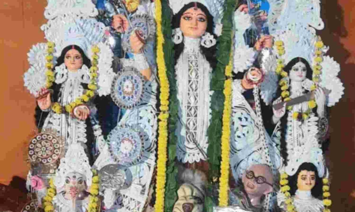 कोलकाता में दुर्गा प्रतिमा को लेकर मचा बवाल, महात्मा गांधी को बनाया महिषासुर