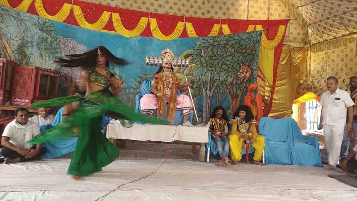 रामलीला में अश्लील गाने पर नाची नर्तकी, देखें वीडियो