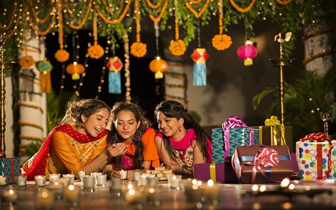 Diwali Outfits : इस दिवाली कपड़े पहनते समय इन गलतियों को ना करें नज़रअंदाज वरना हो सकती है मां लक्ष्मी नाराज