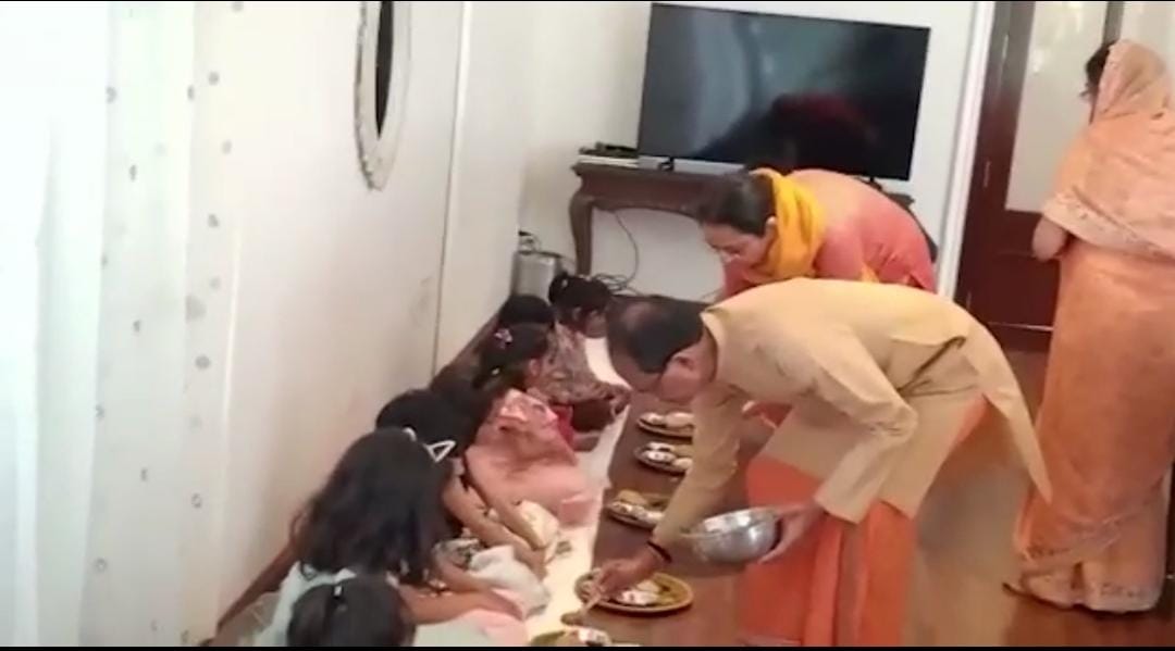 CM हाउस में कन्या पूजन, मुख्यमंत्री शिवराज और पत्नी साधना सिंह ने कन्याओं को परोसा भोजन