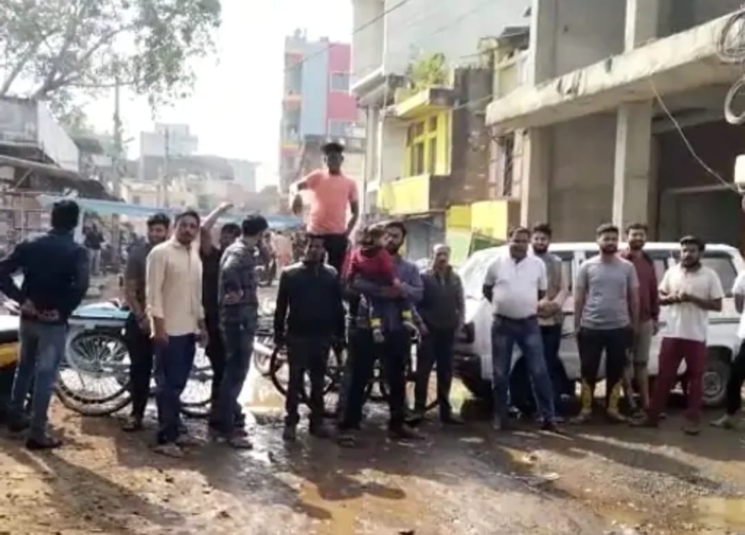 प्रदर्शन पर उतरे जर्जर सड़कों से परेशान विदिशा के नागरिक, चक्का जाम कर लगाए नारे