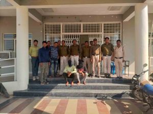 Shivpuri : पानी की मोटर चोरी करने वाले चोरों को ग्रामीणों ने पकड़कर किया पुलिस के सुपुर्द