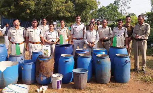 Bhopal: आबकारी विभाग की बड़ी कार्रवाई, जब्त की गड्ढों में छिपाकर रखी गई 14 ड्रम अवैध शराब