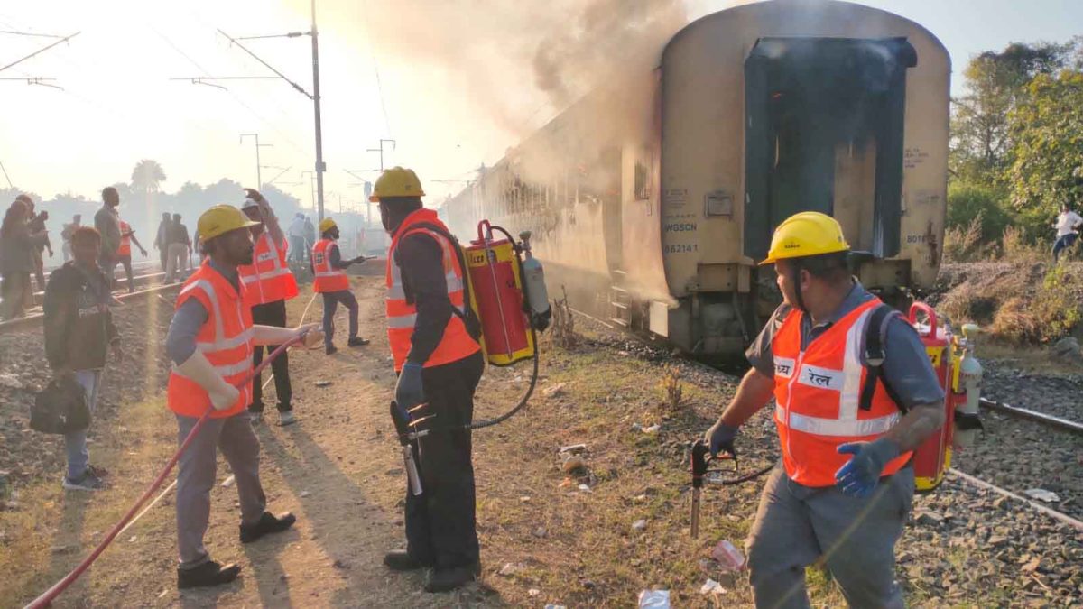 बैतूल रेलवे स्टेशन के आउटर पर खड़ी पैसेंजर में लगी भीषण आग, 2 बोगी जलकर हुई खाक