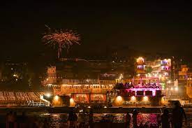 काशी में अद्भुत अंदाज में मनाया गया देव दिवाली, 88 घाट पर जलाए गए 10 लाख दीप; देखें Photos
