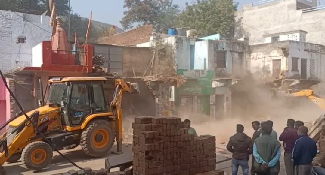 Gwalior News : प्रशासन ने तोड़े मकान, लोगों ने लगाये मनमानी के आरोप, बोले 100 साल पुरानी संपत्तियां अतिक्रमण कैसे?