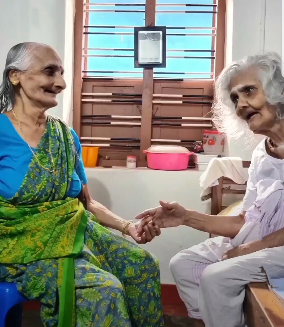 Video : 80 साल बाद मिलीं दो सहेलियां, वीडियो देखकर हो जाएंगे इमोशनल