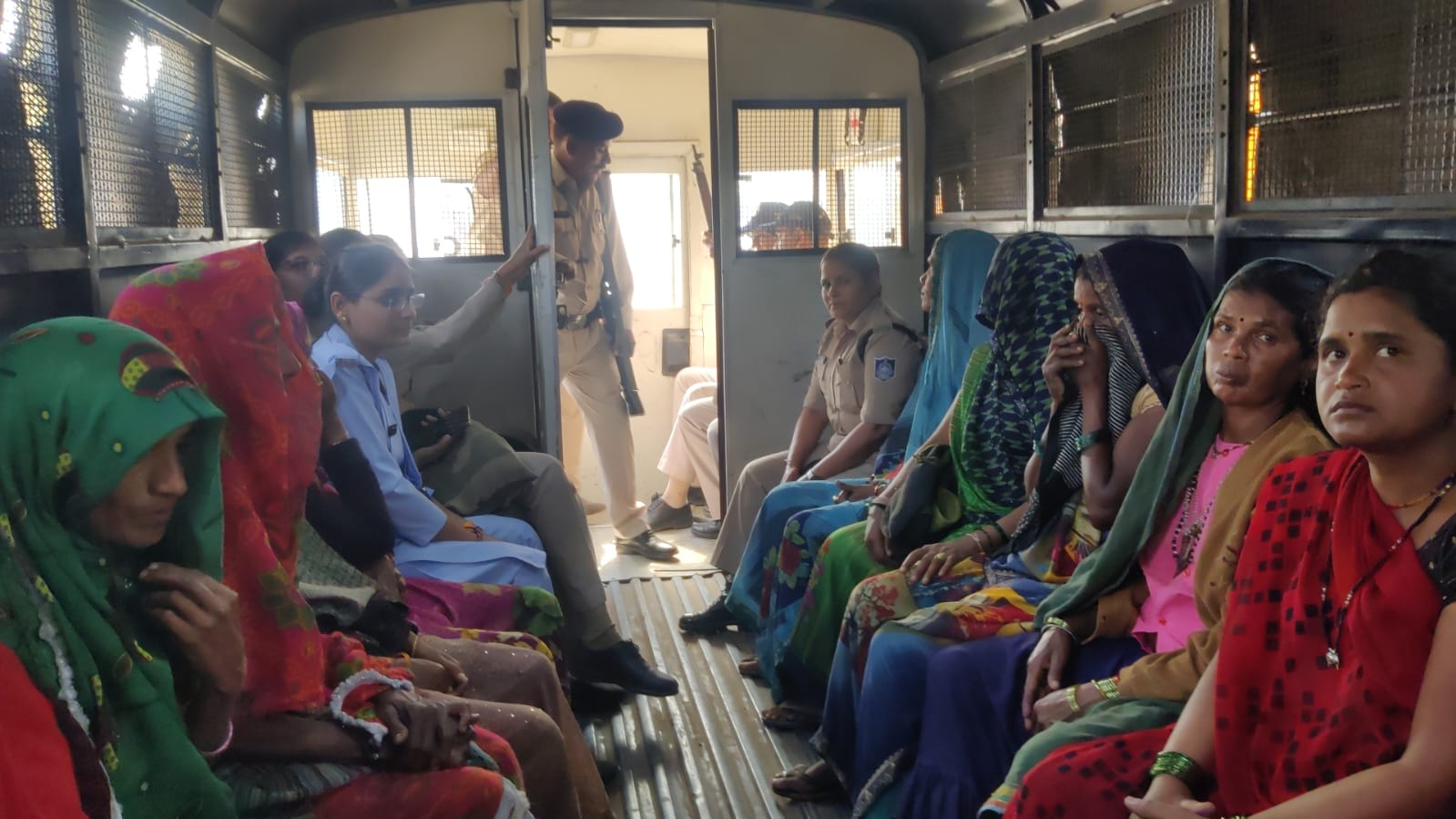 बुरहानपुर SP के निर्देशन पर ग्राम सीवल पहुंची फॉरेस्ट की टीम, ग्रामीणों ने किया पथराव; 19 महिला आरोपी गिरफ्तार