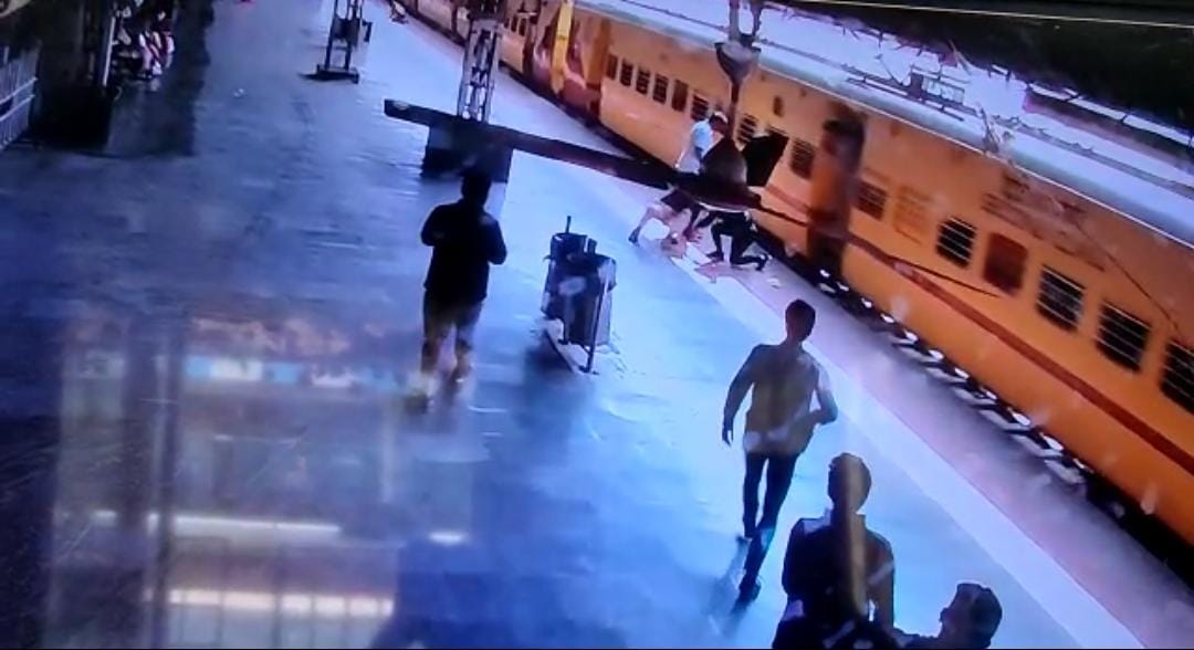 मध्यप्रदेश : आरपीएफ की सतर्कता से रेलयात्रियों की बची जान, वायरल वीडियो देखकर हर कोई हैरान