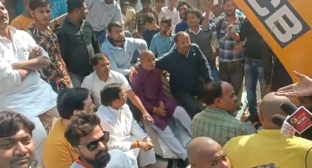 Gwalior Anti Encroachment Campaign : जेसीबी के सामने बैठे कांग्रेसी, किया विरोध, प्रशासन ने दिया दो दिन का समय