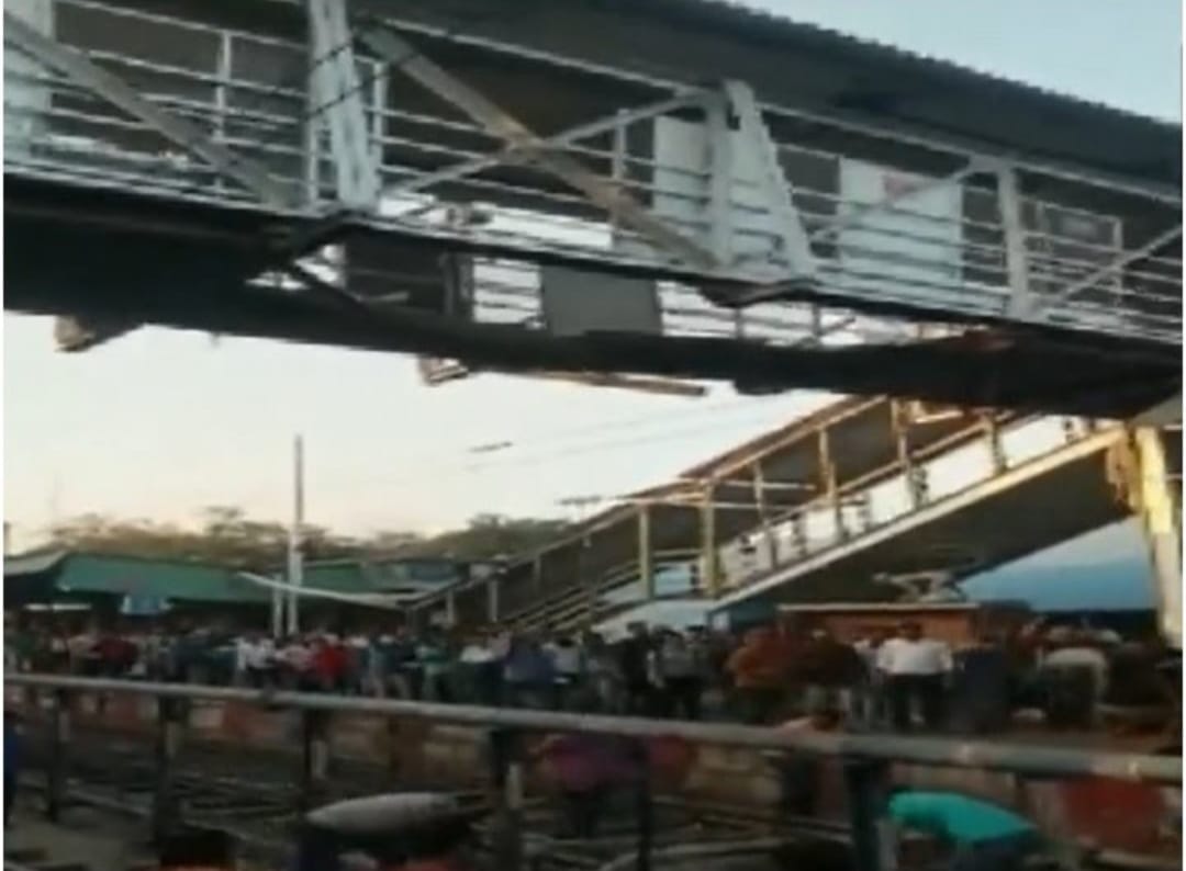 महाराष्ट्र में ढहा फुट ओवर ब्रिज, 60 फीट की ऊंचाई से रेल की पटरी पर गिरे लोग