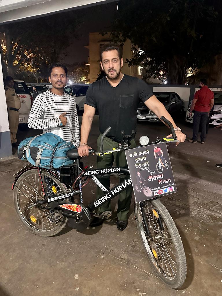 जबलपुर से मुंबई साइकिल से पहुंचे फैन को गले लगाकर मिले अभिनेता सलमान खान