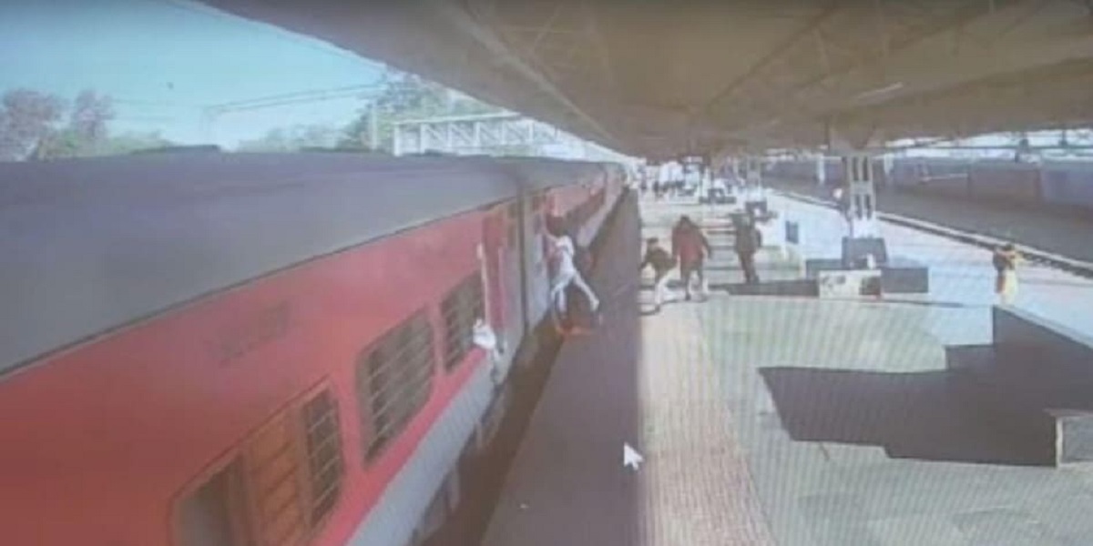 Satna News: मैहर रेलवे स्टेशन पर चलती ट्रेन में चढ़ने के दौरान फिसला यात्री, RPF जवान ने बचाई जान